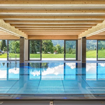 Hallenbad des Hotels Ramsi mit Blick auf das Sonnenplateau.