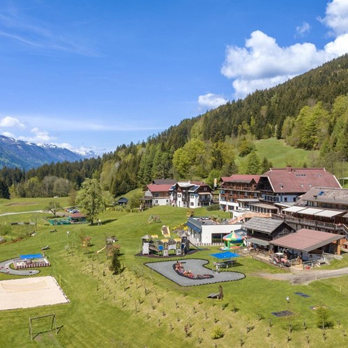 Das Hotel Ramsi und sein Sonnenplateau - im Hintergrund ist ein Wald zu sehen.